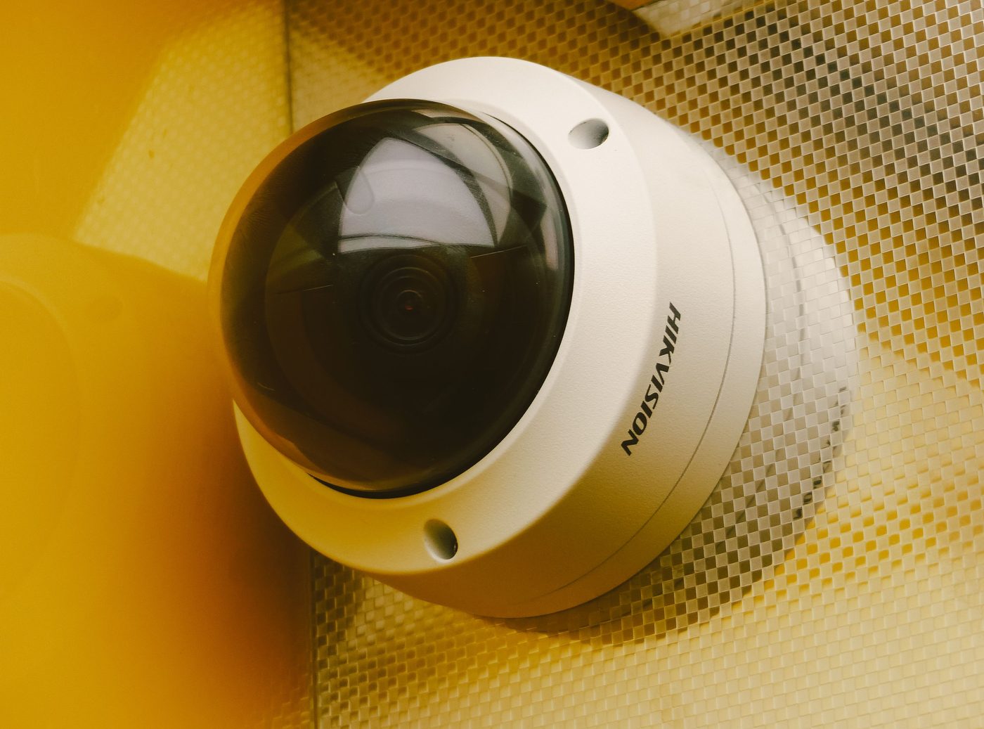Camera an ninh dạng dome lắp đặt trên tường